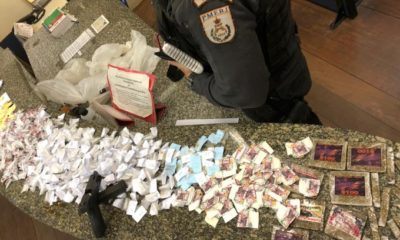 arma e drogas em cima da mesa