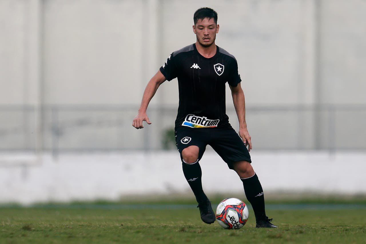 Volante Luís Oyama treinando com a camisa do Botafogo