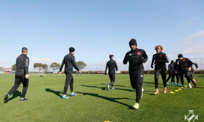 Com agasalho de treino, jogadores do Vasco trabalham em Porto Alegre