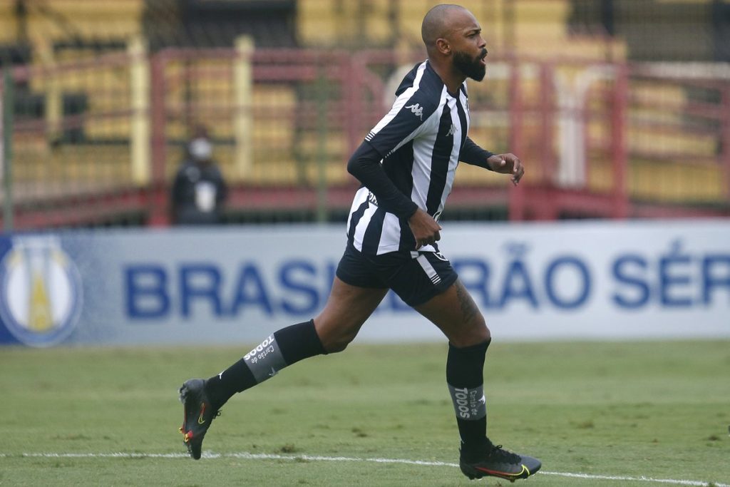 Chay correndo em campo pelo Botafogo na Série B