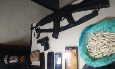 telefones e drogas em cima da mesa