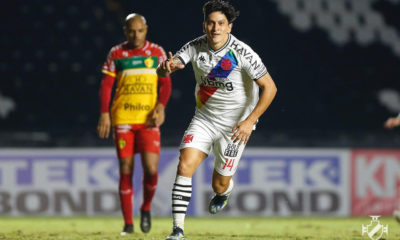 Cano comemora gol pelo Vasco sobre o Brusque pela Série B
