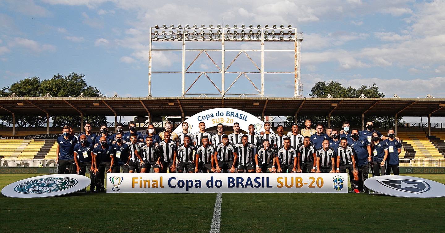 Foto do elenco do Botafogo Sub-20 na decisão da Copa do Brasil da categoria