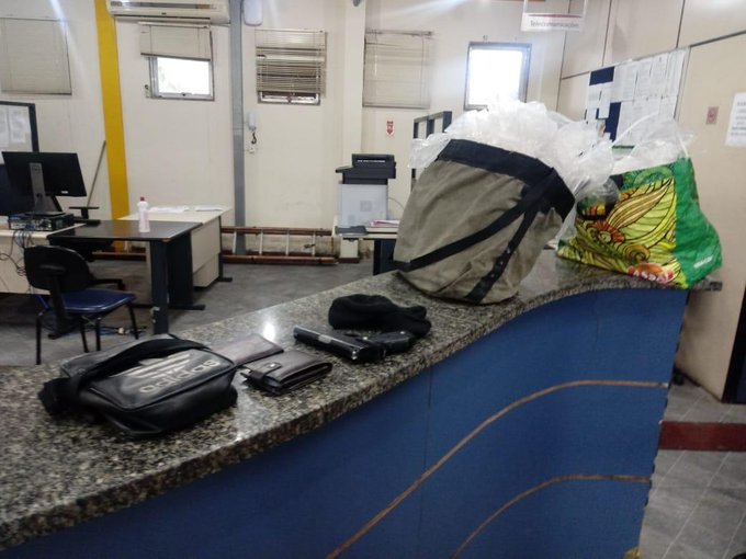 material em cima da mesa