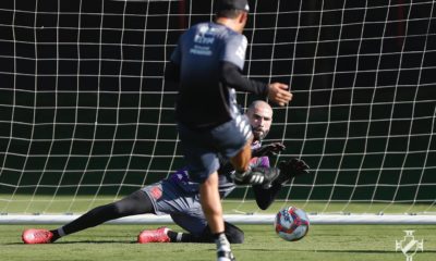 No treino, Vanderlei pula para defender a bola