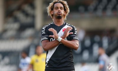 MT comemora gol feito pelo Vasco sobre o Confiança em São Januário