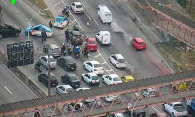 Linha Vermelha fechada na altura do Fundão, na tarde desta sexta-feira (16)