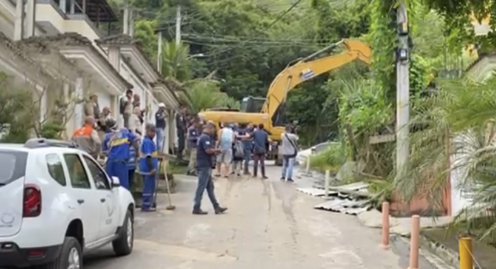 Operação realiza demolição de imóveis irregulares no Anil