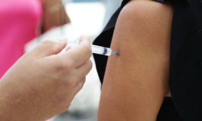 Pessoa sendo vacinada contra Covid-19