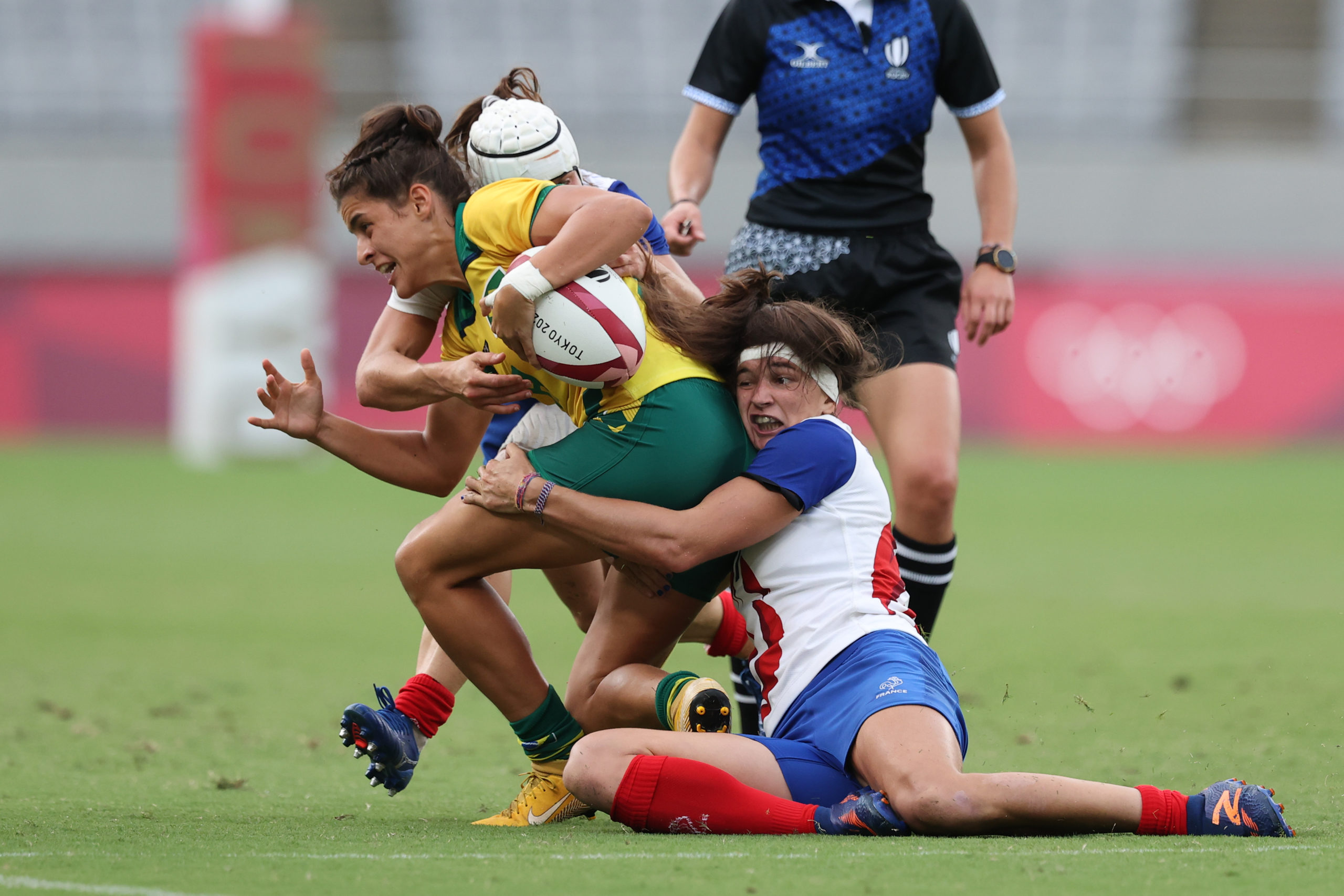 Jogadora da seleção brasileira de rúgbi feminino contra a França