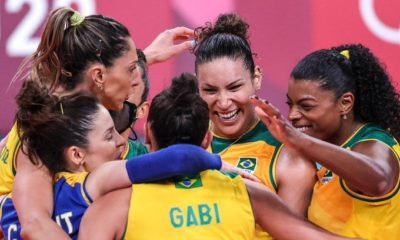 Jogadores da seleção brasileira feminina de vôlei comemorando a vitória sobre a Sérvia