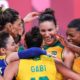 Jogadores da seleção brasileira feminina de vôlei comemorando a vitória sobre a Sérvia