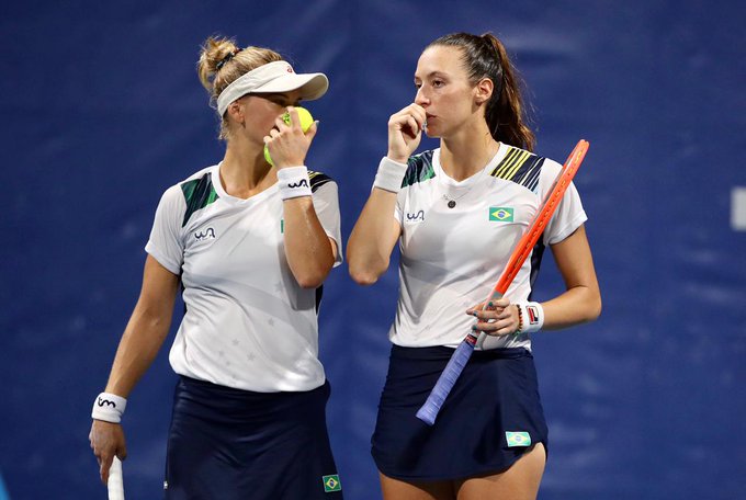 Laura Pigossi e Luisa Stefani durante a semifinal olímpica