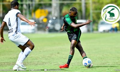 Jogador do Botafogo na marcação do adversário em jogo contra o América-MG pelo Brasileiro Sub-20