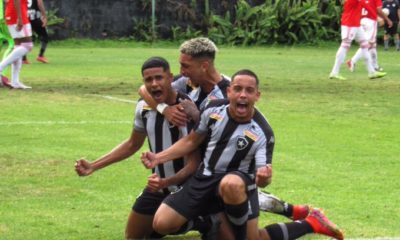 Jogadores do Botafogo Sub-20 comemoram vitória contra o Internacional