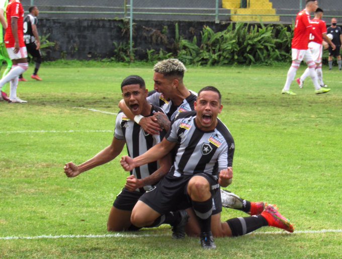 Jogadores do Botafogo Sub-20 comemoram vitória contra o Internacional