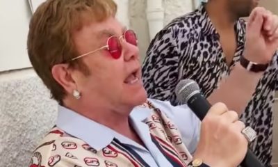 Elton John cantando de surpresa em restaurante na França