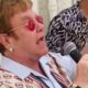 Elton John cantando de surpresa em restaurante na França