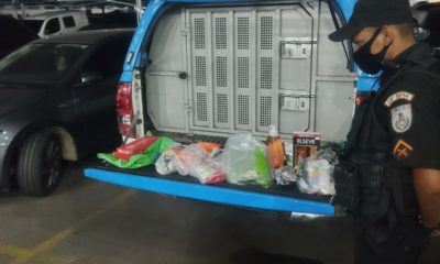 carro da polícia com material