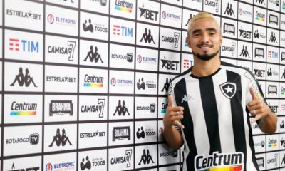 Rafael fazendo sinal de Ok na apresentação do Botafogo