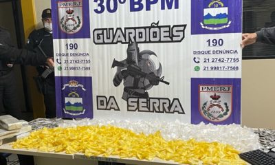 drogas em cima da mesa