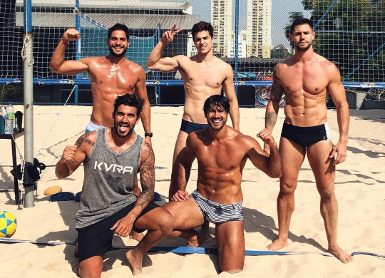 Ex-BBB André Martinelli e amigos