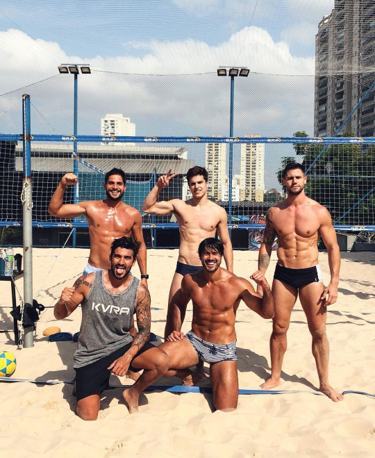 Ex-BBB André Martinelli e amigos