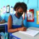 Menina estudando em sala de aula em São Gonçalo
