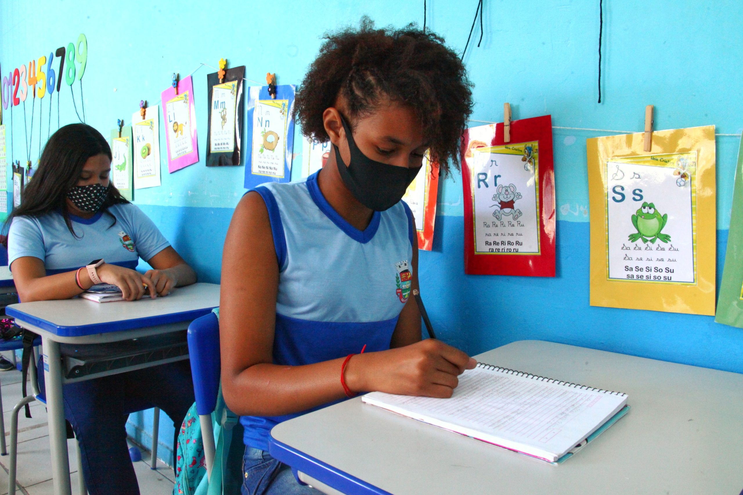 Menina estudando em sala de aula em São Gonçalo