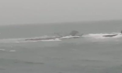 Embarcação naufragada na Região dos Lagos