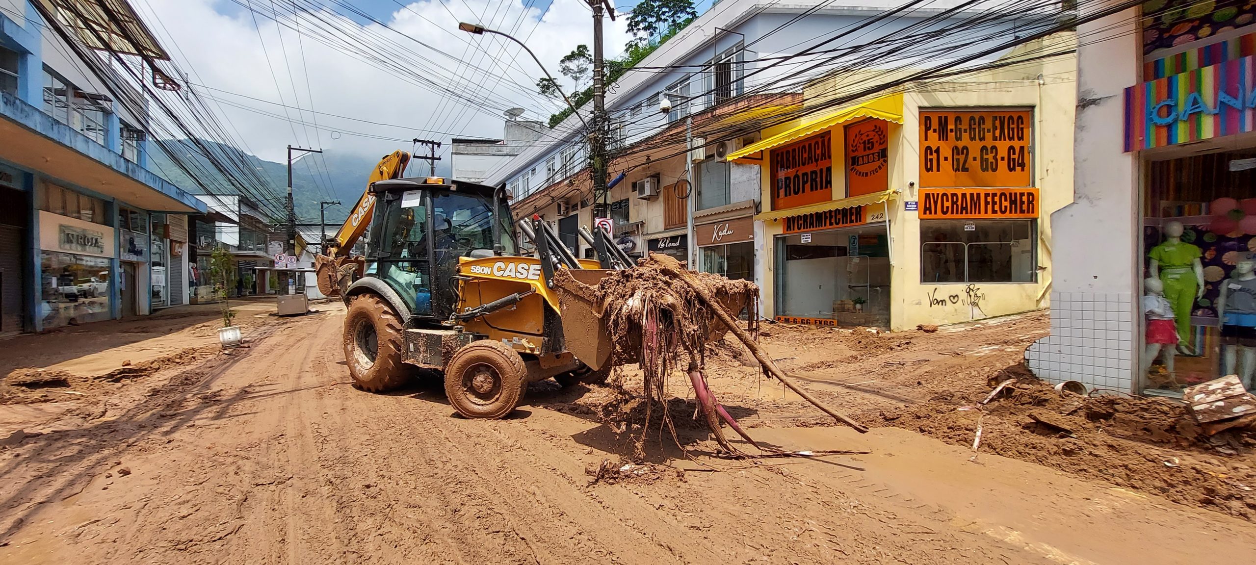 Equipes de limpeza operando em Petrópolis