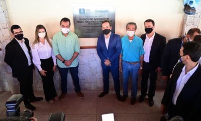 Foto do governador Cláudio Castro, o secretário Marcelo Queiroz, e o prefeito de Miguel Pereira na inauguração do Espaço Produtor