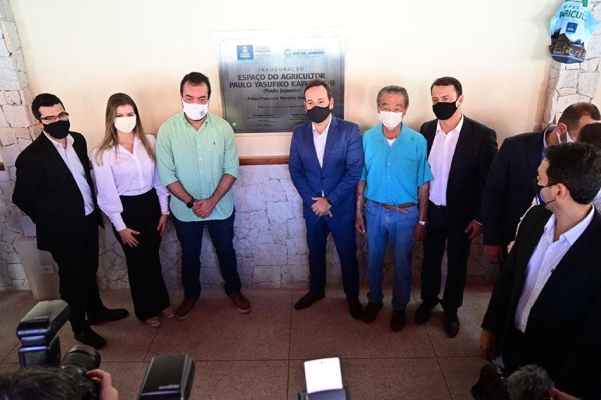 Foto do governador Cláudio Castro, o secretário Marcelo Queiroz, e o prefeito de Miguel Pereira na inauguração do Espaço Produtor