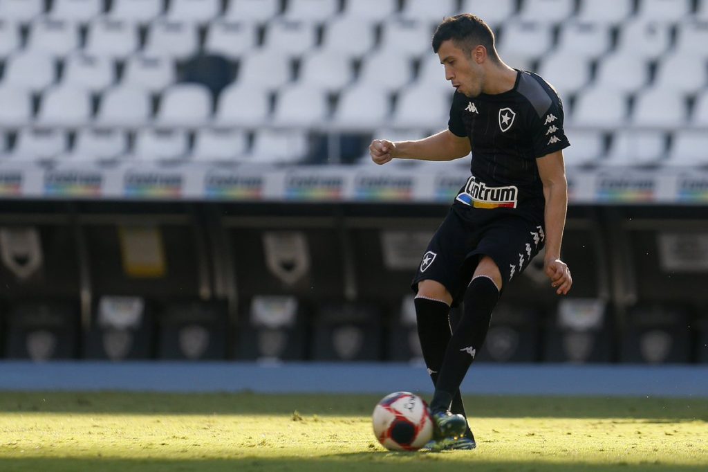 Matheus Frizzo em campo pelo Botafogo