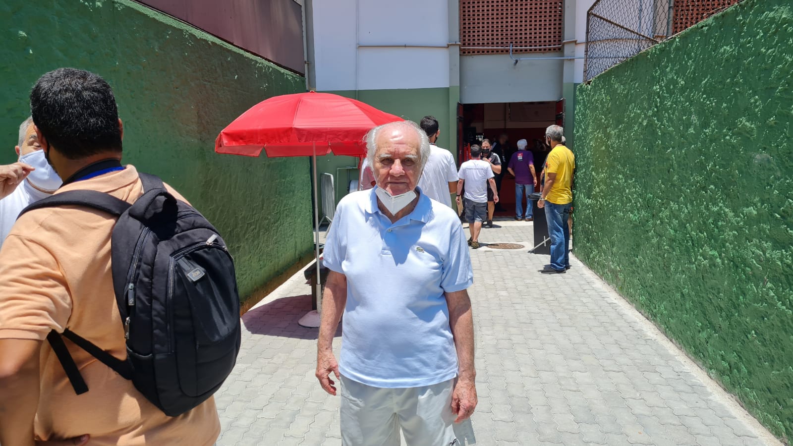 Evaristo de Macedo compareceu para votar na eleição do Flamengo