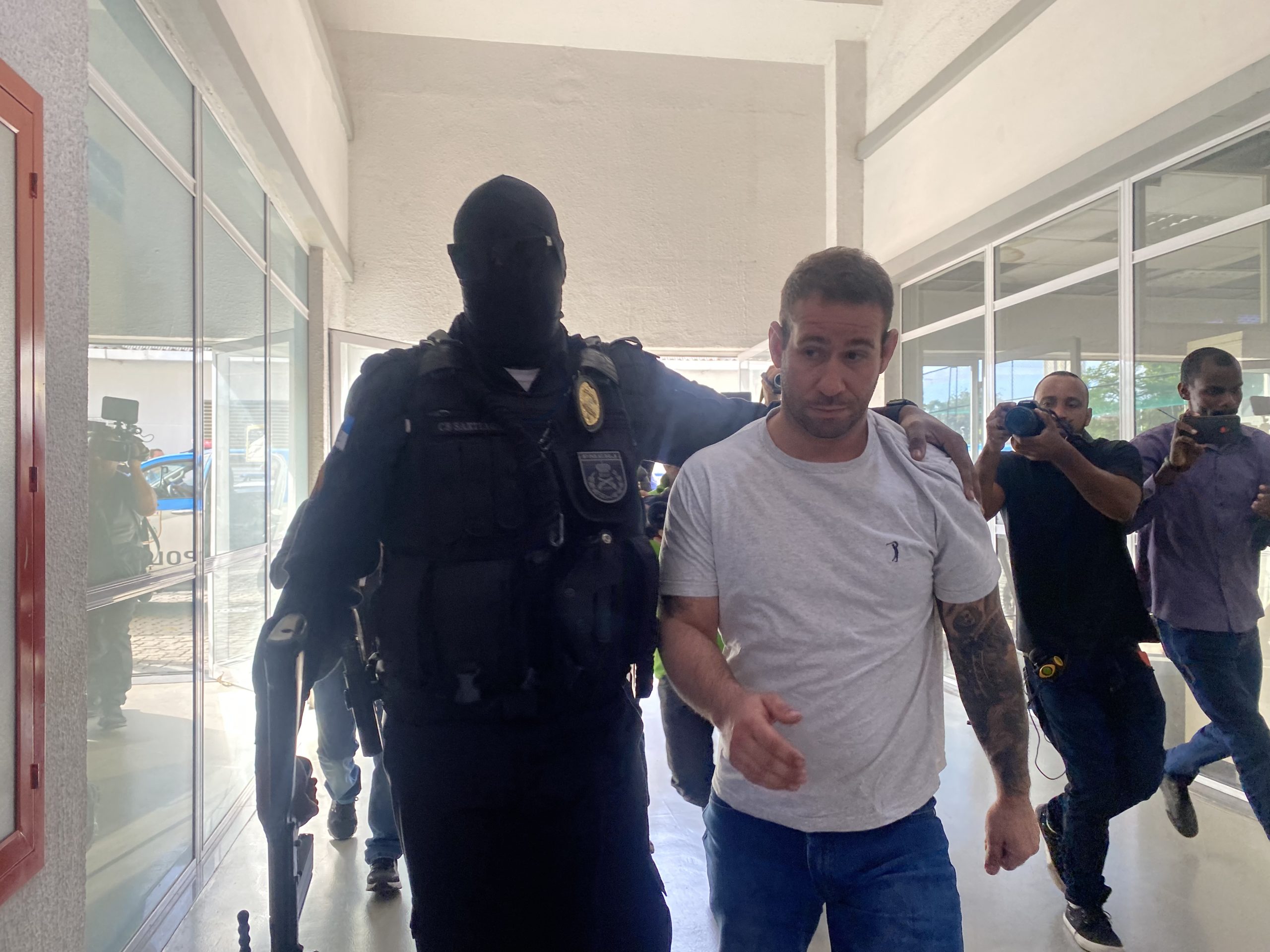 Os presos são levados para a sede da DRACO, na Cidade da Polícia