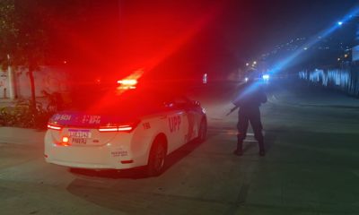 policial e viatura na rua