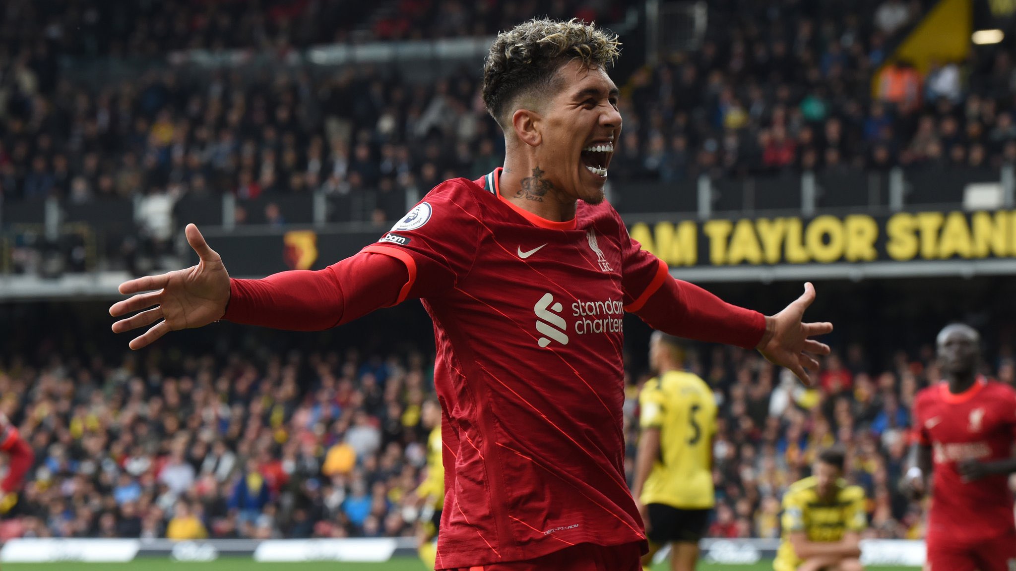 Roberto Firmino comemorando gol pelo Liverpool no Campeonato Inglês