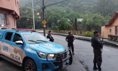 Policiais militares patrulhando o Rio