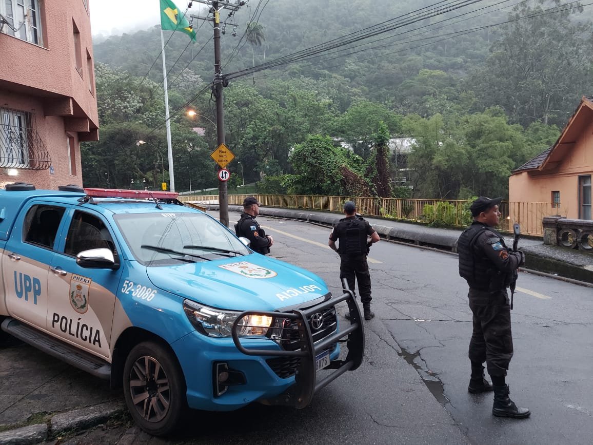 Policiais militares patrulhando o Rio