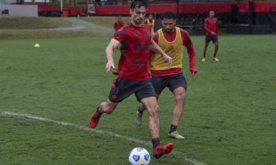 No treino do Flamengo, Rodrigo Caio ajeita o corpo para passar a bola