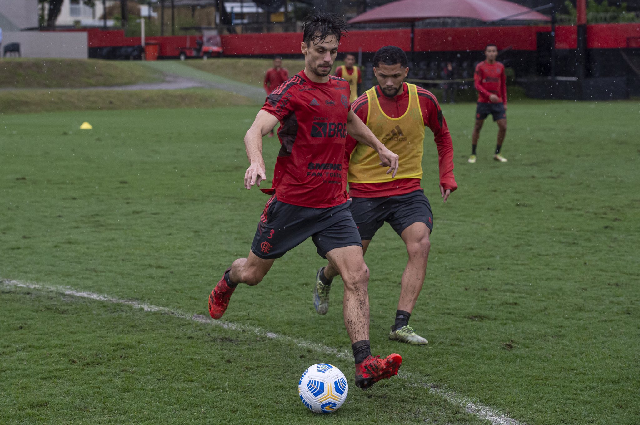 No treino do Flamengo, Rodrigo Caio ajeita o corpo para passar a bola