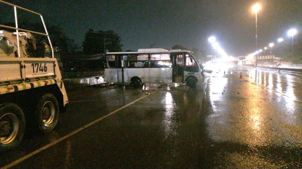 Ônibus tomba na Avenida Brasil