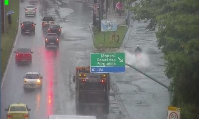 Estrada do Galeão ocupada por um bolsão d'água
