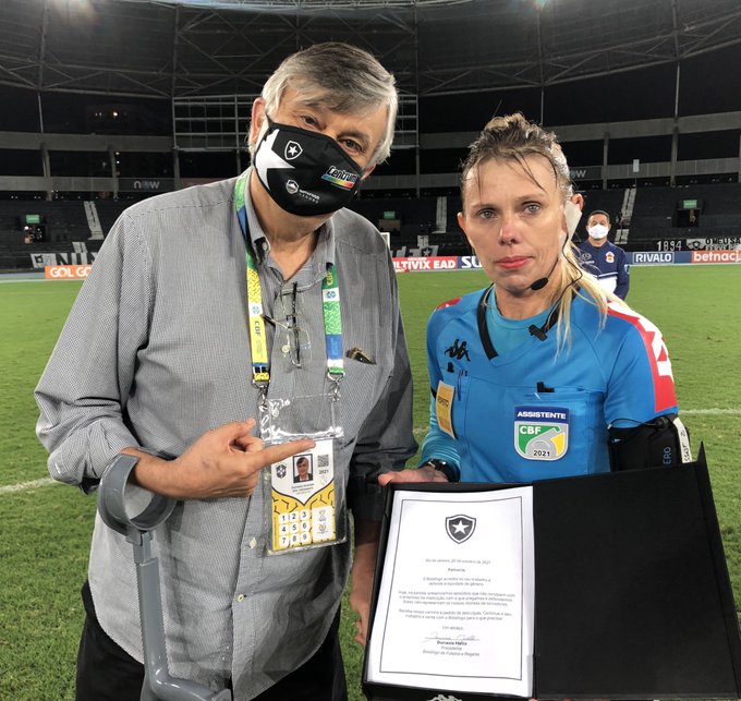 Durcesio Mello se desculpa com a assistente após ato discriminatório na partida com o Brusque