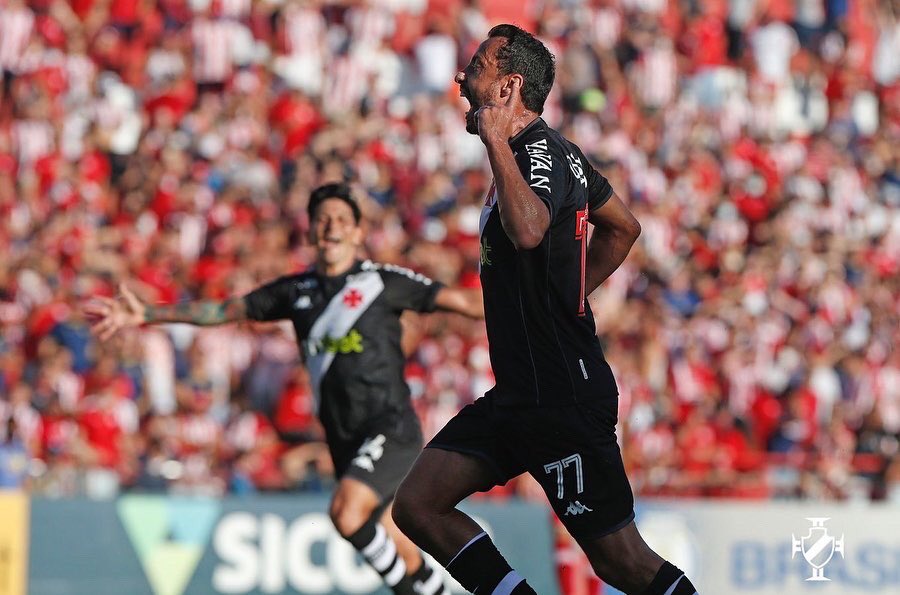 Autor do primeiro gol, Nenê comemora ao lado de Germán Cano