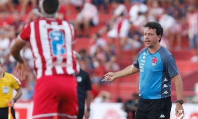 Técnico Fernando Diniz na partida contra o Náutico nos Aflitos