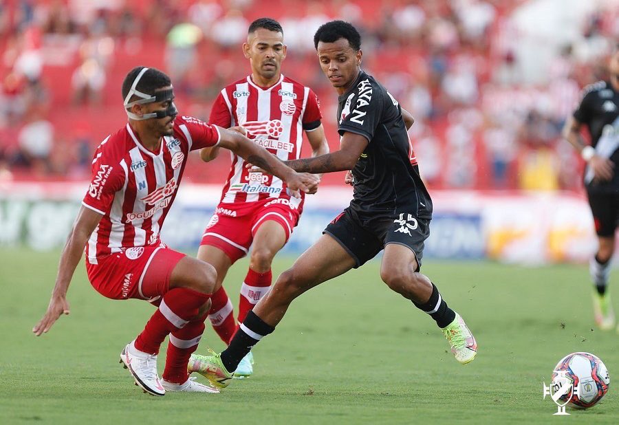 Lateral-esquerdo Riquelme na disputa de bola na partida entre Náutico e Vasco