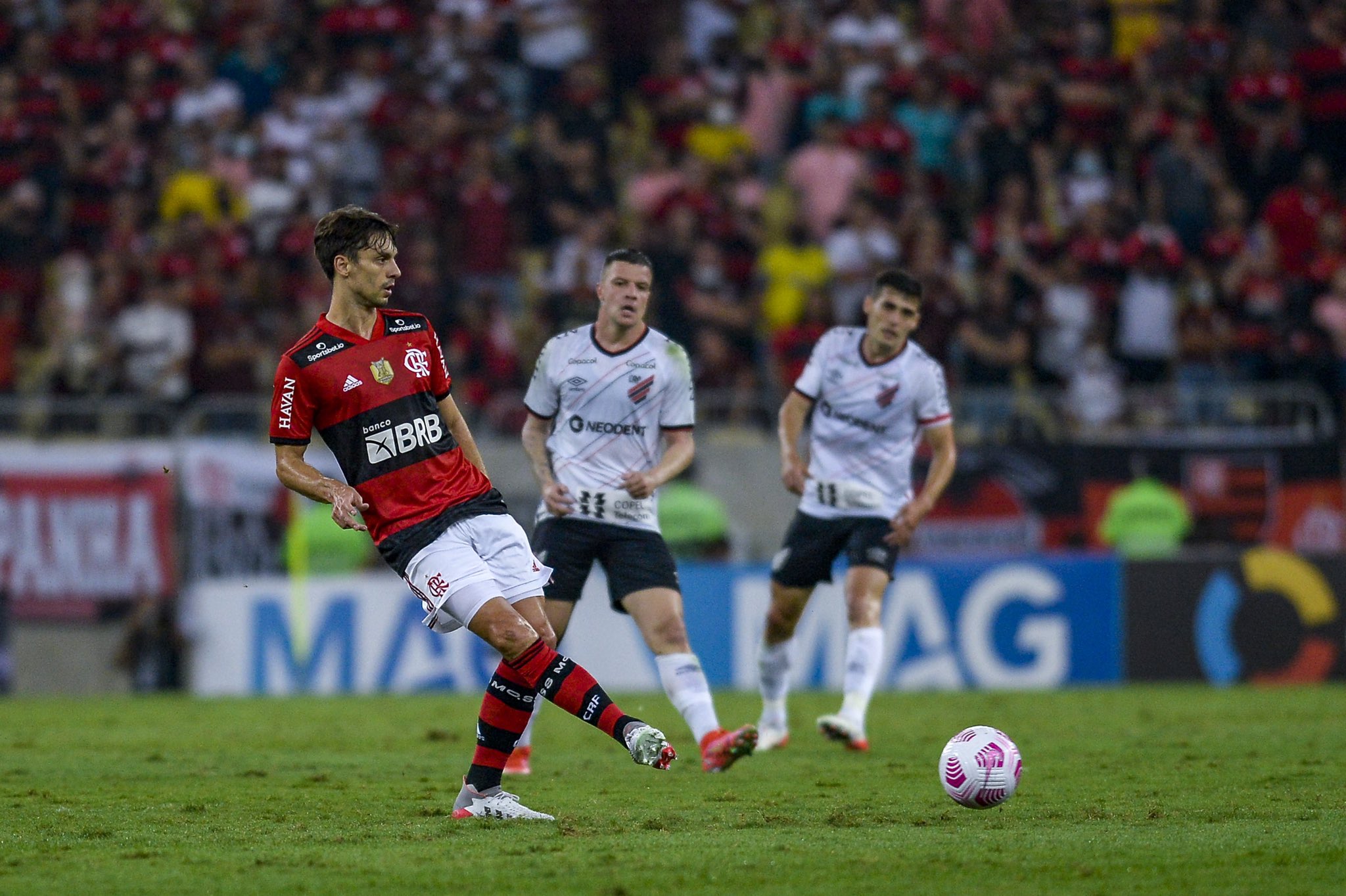 Flamengo tem mais uma péssima atuação e perde por 3 a 0 para o Athletico-PR, dando adeus à Copa do Brasil