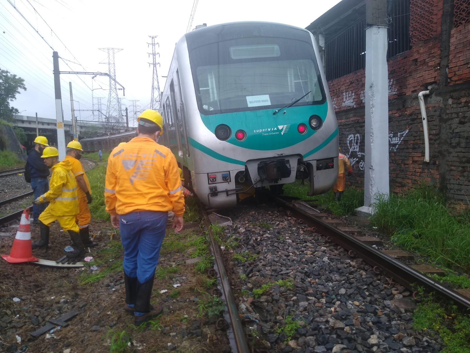 Trem descarrilou nas proximidades do Mercadão de Madureira